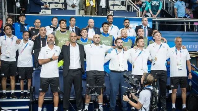 גיא לוזון והצוות בעת השמעת ההמנון (צילום: אתר רשמי, הוועד האולימפי בישראל)