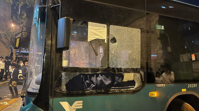 ניפוץ שמשה של אוטובוס (אין קשר לכתבה) (צילום: דוברות המשטרה)