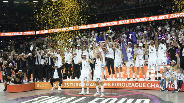 ריאל מדריד מניפה את גביע היורוליג (צילום: רויטרס)