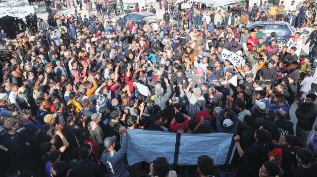 פלסטינים מפגינים נגד שלטון חמאס (צילום: רויטרס)