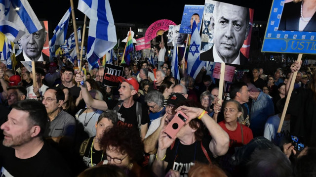 אלפים בהפגנה להשבת החטופים על רקע פיטורי רונן בר והדחת היועמשית גלי בהרה מיארה (צילום: אבשלום ששוני)