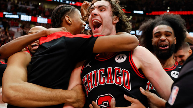 כוכב שיקגו בולס ג'וש גידי חוגג עם קובי ווייט אחרי סל הניצחון מול הלייקרס (צילום: GettyImages)