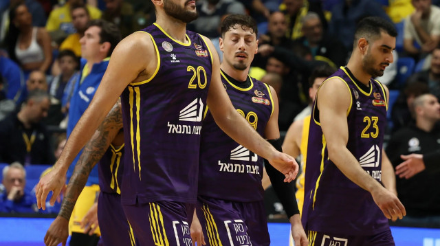 שחקן הפועל חולון עידן זלמנסון ליד יפתח זיו, אליעד טל (צילום: דני מרון)