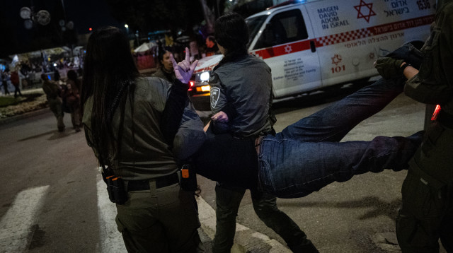 מעצר מפגין במחאה נגד הממשלה בירושלים (צילום: יונתן זינדל, פלאש 90)