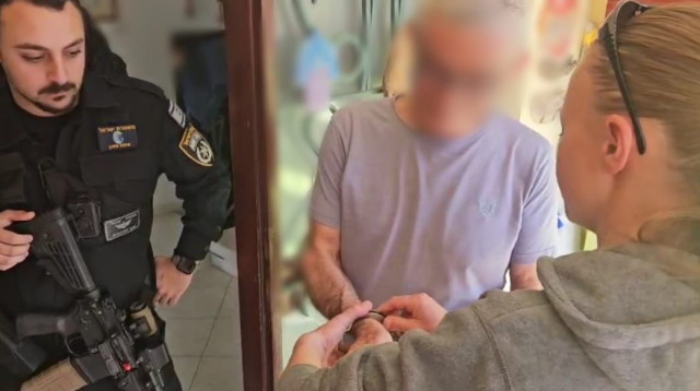 מעצר המפגין החשוד במעשה מגונה בשוטרת מג"ב (צילום: דוברות המשטרה)