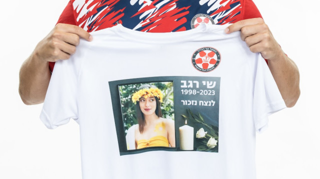 דולב אזולאי מקדיש את שערו לשי רגב (צילום: דוברות הפועל נוף הגליל)