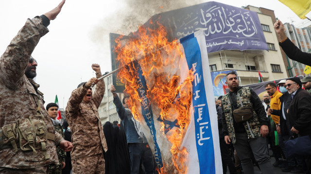 איראנים שורפים את דגל ישראל ביום אל-קודס (צילום: רויטרס)