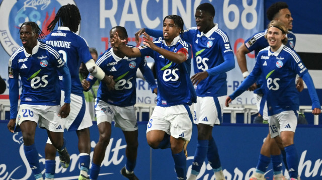 שחקני שטרסבורג חוגגים, אנדריי סנטוס במרכז (צילום: GettyImages, SEBASTIEN BOZON/AFP)