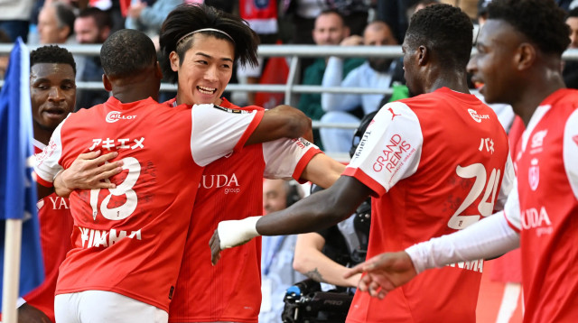 שחקני ריימס חוגגים עם קייטו נקאמורה (צילום: GettyImages, FRANCOIS NASCIMBENI/AFP)