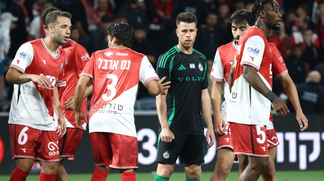 שחקני הפועל חיפה עם גיא מלמד (צילום: דני מרון)