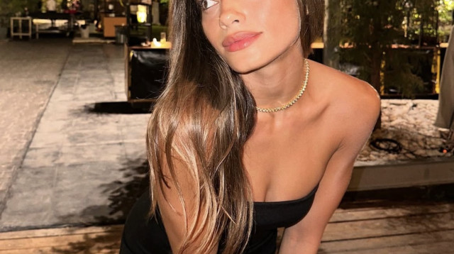 שחר חיון עם הקלאץ מוזהב של נועם חזן (צילום: אינסטגרם)