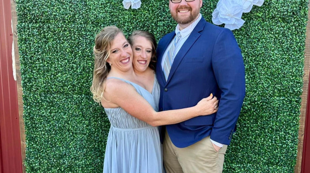 אבי ובריטני הנסל, יחד עם ג'וש באולינג (צילום: צילום מסך מתוך טיקטוק)