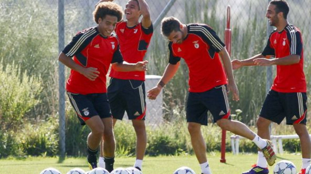 רובן אמורים צוחק באימון בנפיקה (צילום: AFP)