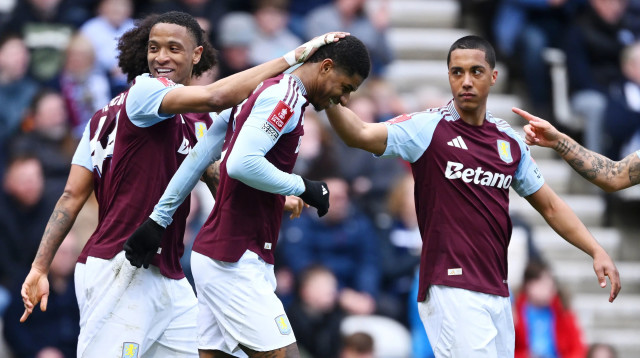 שחקני אסטון וילה חוגגים עם מרכוס רשפורד (צילום: GettyImages, Stu Forster)