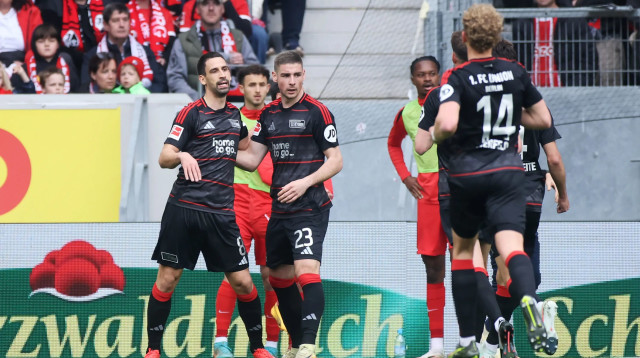 רני חדירה (משמאל) עם אנדריי איליץ' שחקני אוניון ברלין חוגגים (צילום: GettyImages, Alex Grimm)