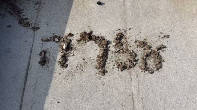 כתובת "עזרה" במחסום ארז (צילום: ינון שלום יתח, הכתב הצבאי של i24NEWS)