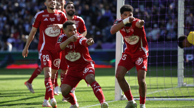 מהדי קמארה (מימין), קני לאלה שחקני ברסט חוגגים (צילום: GettyImages, VALENTINE CHAPUIS/AFP)