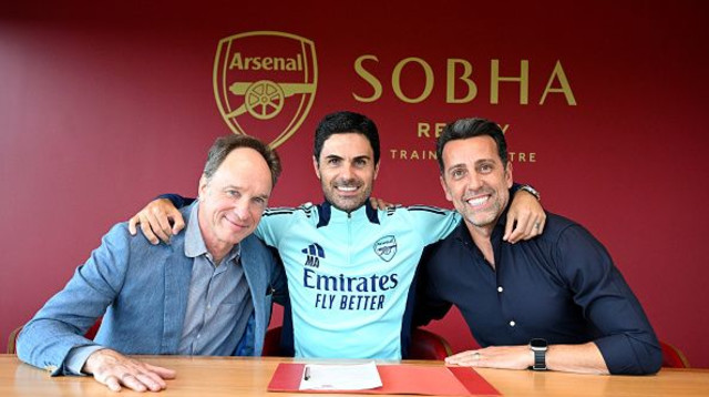 ארטטה ואדו בתמונה משותפת (צילום: Stuart MacFarlane)