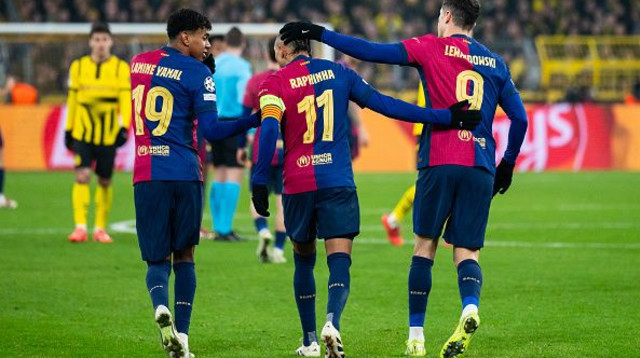 לבנדובסקי, ראפיניה וימאל חוגגים (צילום: Anadolu)