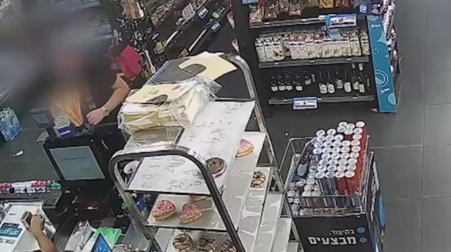 חשוד בשימוש בכרטיס אשראי גנוב (צילום: דוברות המשטרה)