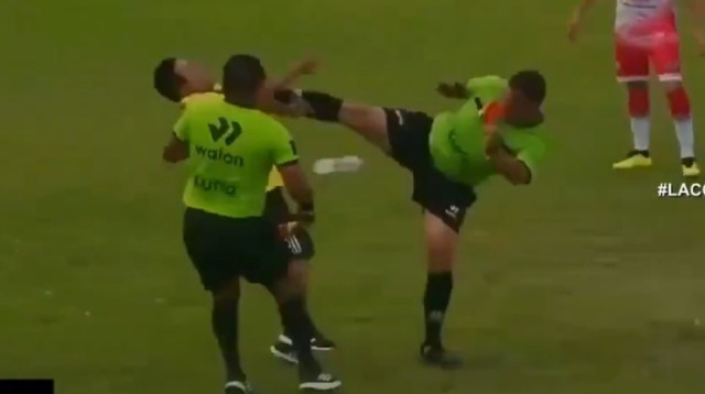 שופט בפרו בועט בפניו של איש צוות שרץ לתקוף אותו (צילום: צילום מסך, X (טוויטר))