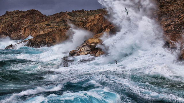 גלי ענק מתנפצים על הסלעים של האי סירוס, יוון (צילום: שאטרסטוק)