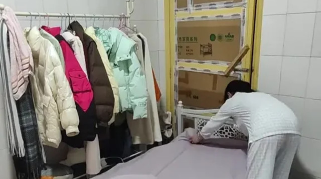 יאנג בת ה-18 שגרה בשירותים בעבודתה, מראה את שגרת חייה (צילום: Jam Press)