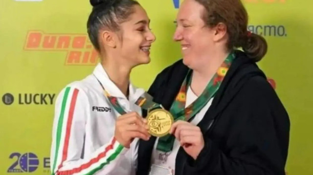 ג'ולייטה קנטלופי מאמנת התעמלות איטלקייה עם המתעמלת האומנותית סופיה רפאלי (צילום: צילום מסך, .)