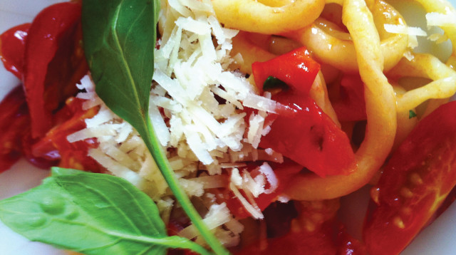 פסטה פיצ'י ברוטב עגבניות (צילום: פסקל פרץ-רובין)