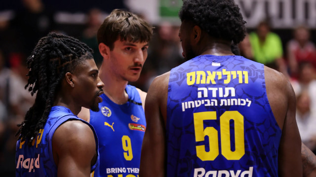 שחקני מכבי תל אביב רומן סורקין, ג'ימי קלארק (צילום: מאור אלקסלסי)