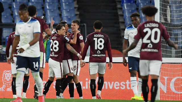 שחקני טורינו חוגגים עם גבידאס גינייטיס (צילום: GettyImages, Marco Rosi - SS Lazio)