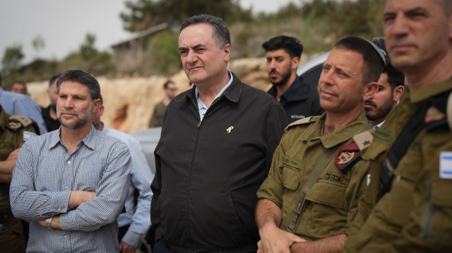ישראל כ"ץ ובצלאל סמוטריץ' ביהודה ושומרון (צילום: אלעד מלכה, משרד הביטחון)