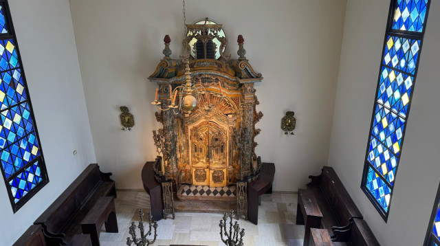 בית כנסת מהמאה ה-18 שהובא למוזיאון, ושם צולמו התמונות של ונגליס (צילום: גל גביש)