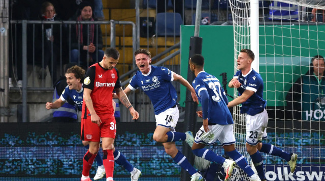 שחקני ארמיניה בילפלד חוגגים, גרניט ג'אקה שחקן באייר לברקוזן מאוכזב (צילום: רויטרס)