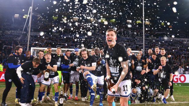 שחקני ארמיניה בילפלד חוגגים העפלה לגמר הגביע הגרמני (צילום: רויטרס)