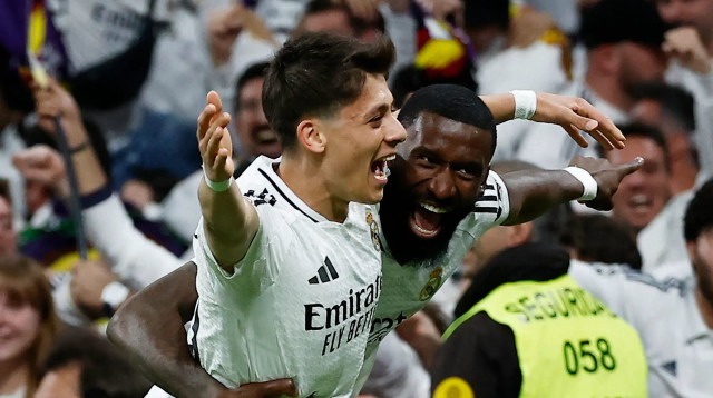 אנטוניו רודיגר עם ארדה גולר שחקני ריאל מדריד חוגגים (צילום: רויטרס)