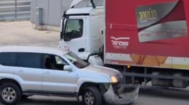 משאית מתנגשת ברכב במושב מתתיהו (צילום: שימוש לפי סעיף 27א')