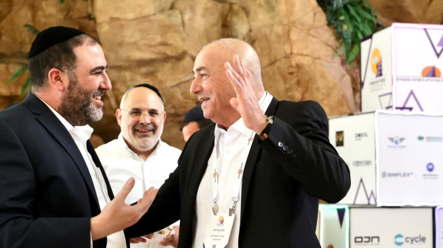 יצחק בורבא, יו"ר איגוד התאגידים העירוניים ושר הפנים ח"כ משה ארבל (צילום: ועדת התאגידים)