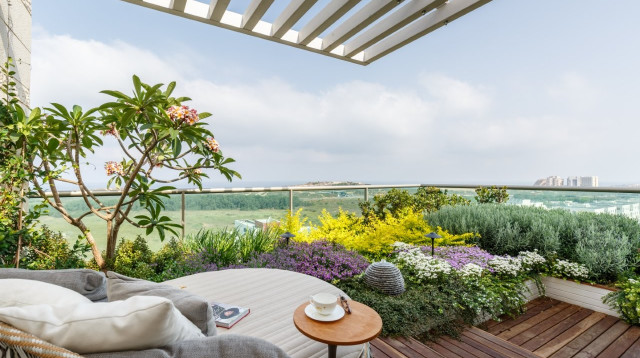 עיצוב המרפסת פנינית שרת אזולאי (צילום: אורית ארנון,באדיבות כרכום עיצוב נוף)