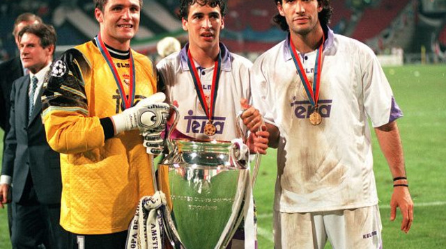 שחקני ריאל מדריד חוגגים זכייה בליגת האלופות 1998 (צילום: Popperfoto)