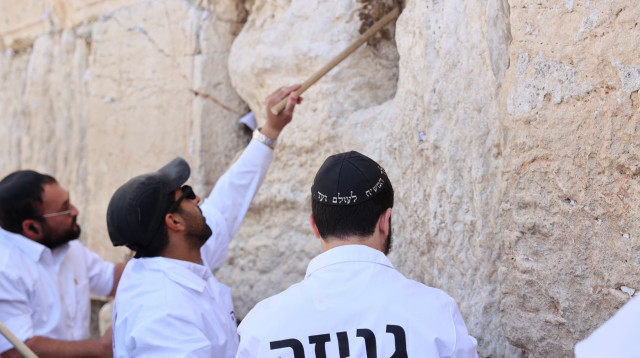 איסוף הפתקים מהכותל לגניזה (צילום: הקרן למורשת הכותל המערבי)