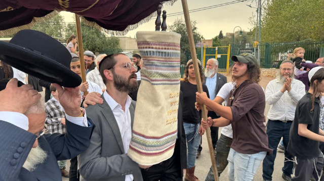 הכנסת ספר תורה (צילום: מזכירות ישיבת 'לב חדש')