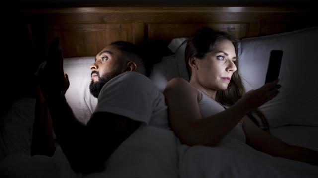 סלולרי במיטה. האור הכחול משבש את המלטונין. אילוסטרציה (צילום: Freepik)