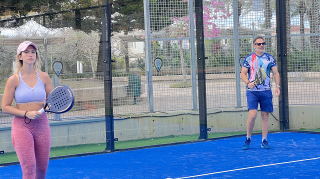 דני רופ והחברה הצעירה (צילום: פרטי)