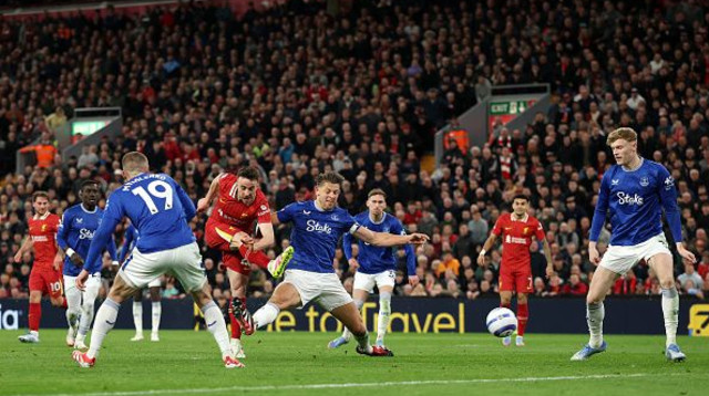 ז'וטה בועט. האווירה זויפה? (צילום: Carl Recine)