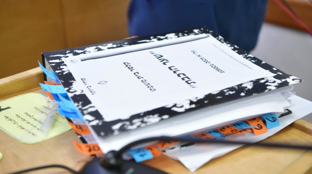 הקלסר של קטארגייט (צילום: אבשלום ששוני)