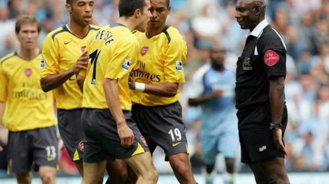 רובין ואן פרסי בעימות עם השופט יוריה רני (צילום: Gettyimages)