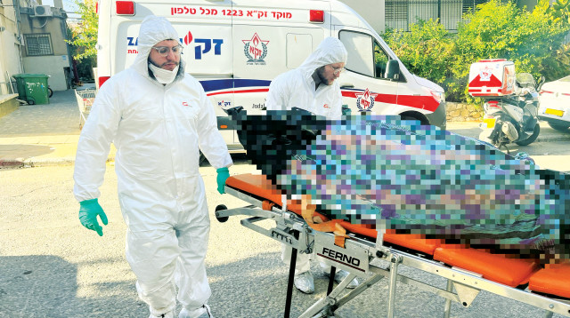 צוות זק"א בפינוי גופה (צילום: זק"א)