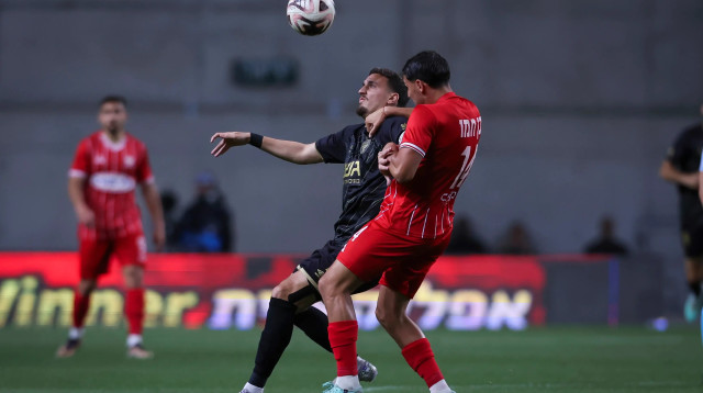 ירדן שועה שחקן בית"ר ירושלים לצד איתי בן חמו שחקן בני סכנין (צילום: מאור אלקסלסי)