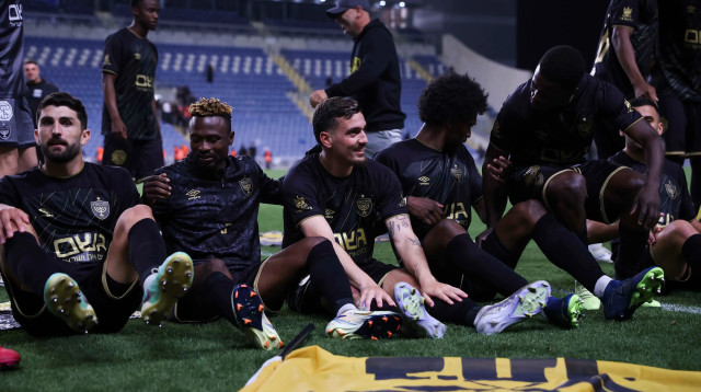 ירדן שועה חוגג עם שחקני בית"ר ירושלים (צילום: מאור אלקסלסי)